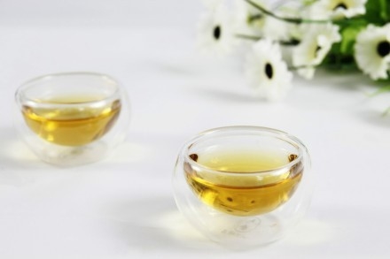 El té blanco de Anji, recogido por primera vez en la primavera en variedad marrón oscuro, promueve una mejor digestión.