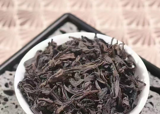 El té de roca Wuyi es té oolong, producido en la montaña Wuyi en el norte de Fujian, los árboles de té crecen en grietas de roca