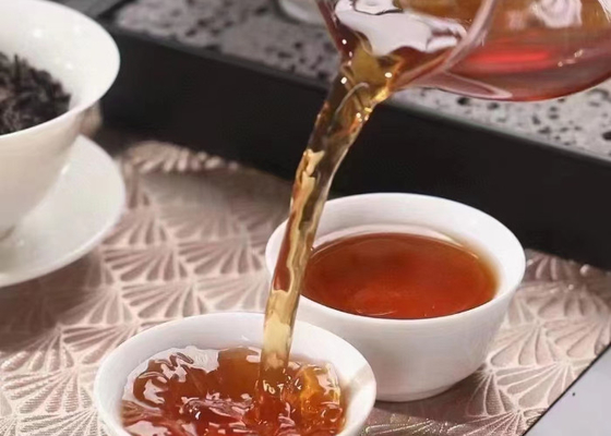 El té de roca Wuyi es té oolong, producido en la montaña Wuyi en el norte de Fujian, los árboles de té crecen en grietas de roca