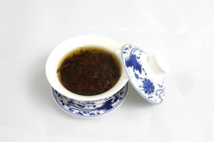 Experimenta la elegancia del té blanco Feibai Anji, el capullo dorado, el té de peonía dorada.