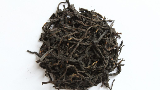 Experimenta la elegancia del té de peonía dorada con almacenamiento en lugar seco