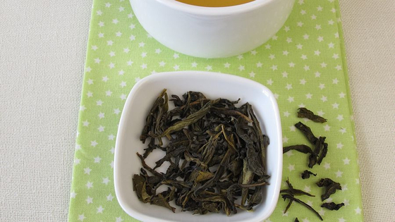 Experimenta la elegancia del té de peonía dorada con almacenamiento en lugar seco