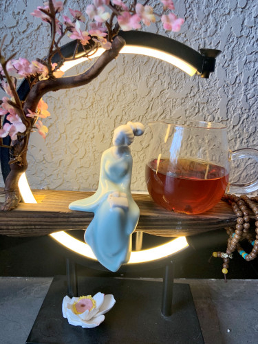 El té blanco de Anji, recogido por primera vez en la primavera en variedad marrón oscuro, promueve una mejor digestión.