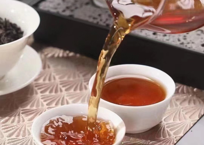 El té de roca Wuyi es té oolong, producido en la montaña Wuyi en el norte de Fujian, los árboles de té crecen en grietas de roca