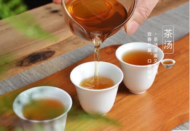 Los aparatos principales: tetera de porcelana, taza de té (porcelana azul y blanca, el juego de té de porcelana blanca es mejor), bandeja de té o
