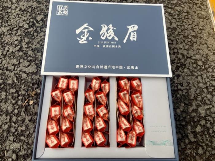 Jin Junmei caja de regalo enlatada de 80 g de té Wuyi flor de montaña de semillas pequeñas fábrica de té Lianyun mayorista