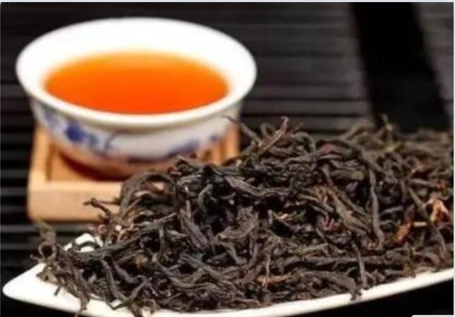 El junmei de plata es el capullo de té del té silvestre, que se cosecha de la pequeña especie ecológica original de té silvestre en el